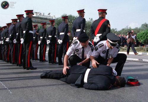 Солдаты в обмороке: на каких церемониях военные теряли сознание
