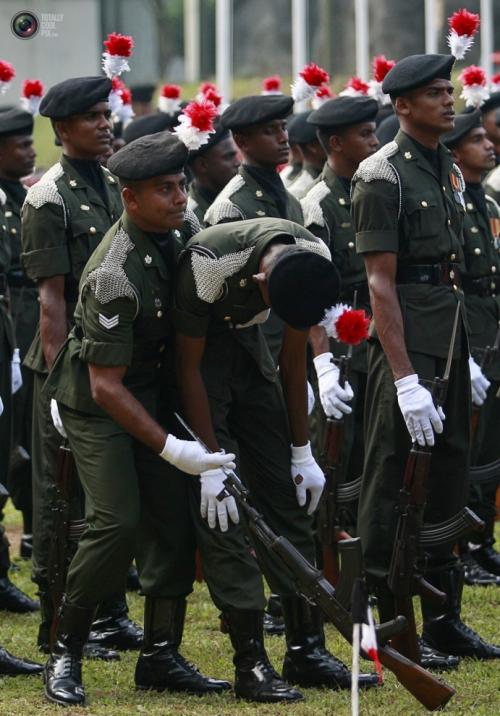 Солдаты в обмороке: на каких церемониях военные теряли сознание