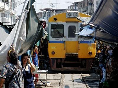 Железнодорожный рынок в Тайланде поражает туристов
