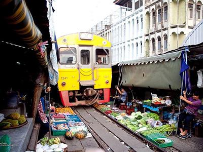 Железнодорожный рынок в Тайланде поражает туристов
