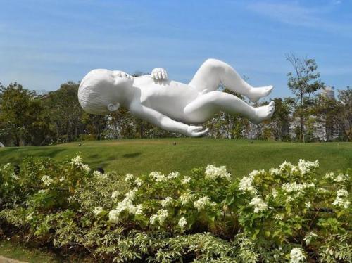 20 скульптур , которые бросают вызов гравитации