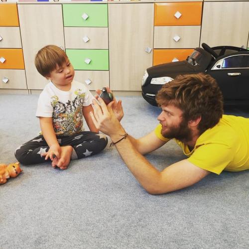 "Почти американцы": дочки и сыновья наших звезд за границей