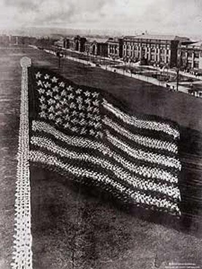 Таким образом они сделали ещё 10 фотографий, где тысячи офицеров и солдатов формировали гигантские, живые символы Америки…