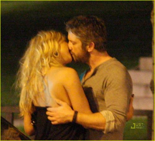 Джеррард Батлер охмурил сербских девчонок