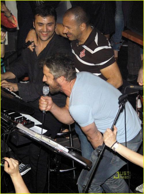 Джеррард Батлер охмурил сербских девчонок