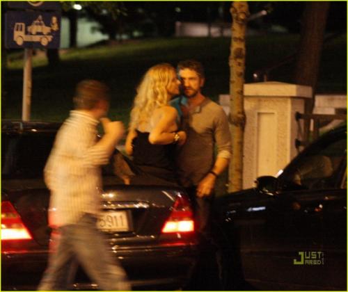 Джеррард Батлер охмурил сербских девчонок