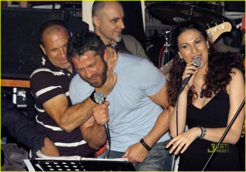 Джеррард Батлер охмурил сербских девчонок