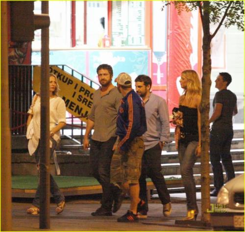 Джеррард Батлер охмурил сербских девчонок