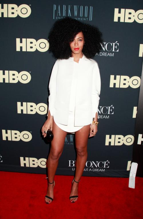 Заработались: звезды, появившиеся на публике без юбки и штанов