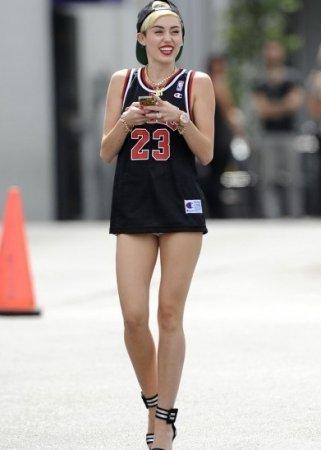 Заработались: звезды, появившиеся на публике без юбки и штанов