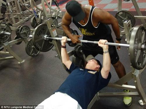 Пожарный, получивший новое лицо, привыкает к новой жизни