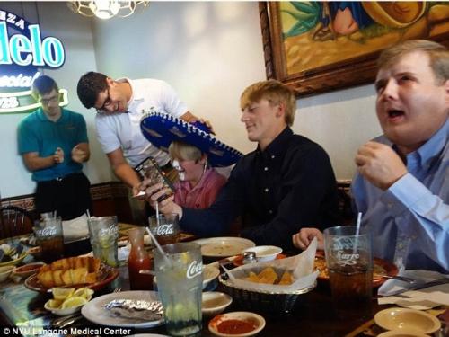 Пожарный, получивший новое лицо, привыкает к новой жизни