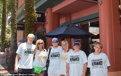 Пожарный, получивший новое лицо, привыкает к новой жизни