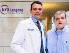 Пожарный, получивший новое лицо, привыкает к новой жизни