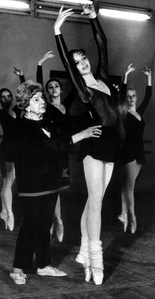 На этой черно-белой фотке Насте Волочковой 17 лет. Выпускница Волочкова на занятиях в Академии русского балета.