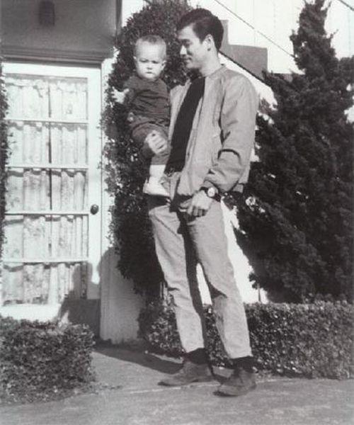 Фотоальбом легенды: правила жизни Брюса Ли