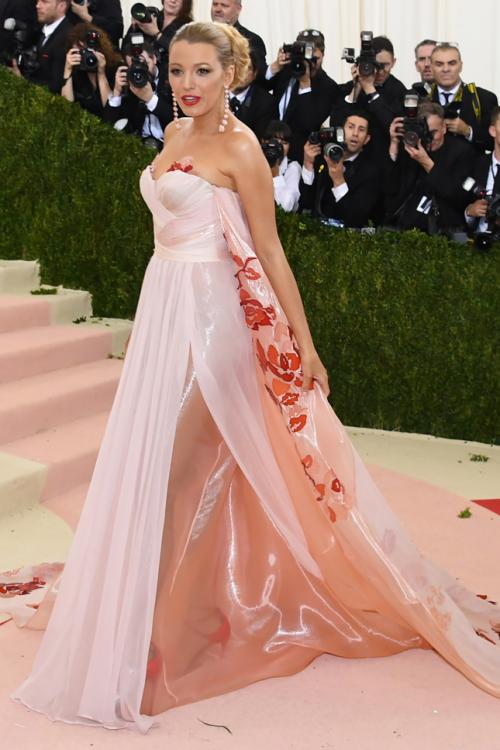 Леди Гага и Мадонна шокировали нарядами бал Института Костюма