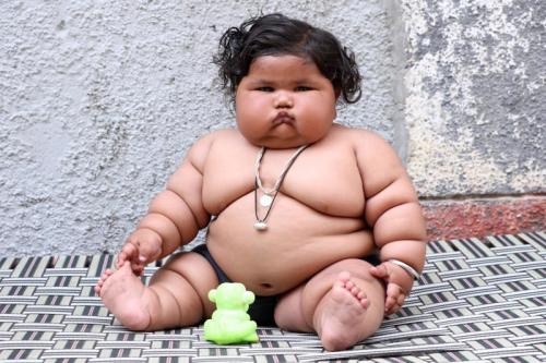 8-месячная девочка весит 17 килограмм, и продолжает толстеть