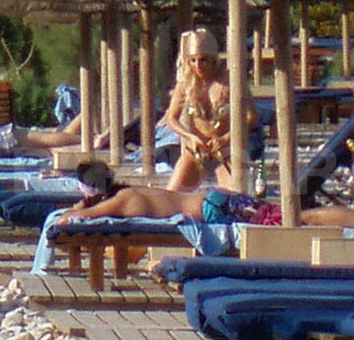 Леди Гага отдыхает на любовнике