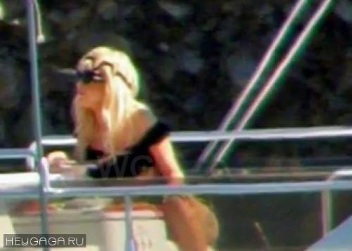 Леди Гага отдыхает на любовнике