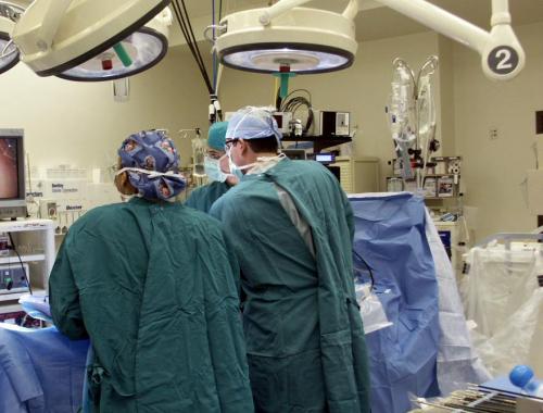 Девушке-кузнечику выправили ноги «коленками назад»