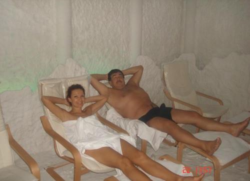 Садальский выложил в ЖЖ снимки голых Бледанс и Довлатовой