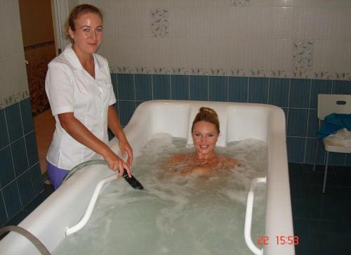 Садальский выложил в ЖЖ снимки голых Бледанс и Довлатовой