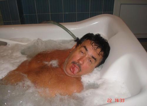 Садальский выложил в ЖЖ снимки голых Бледанс и Довлатовой