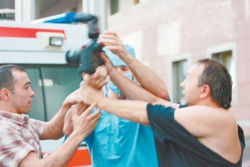 Избитые папарацци — как жертвы выходят из себя