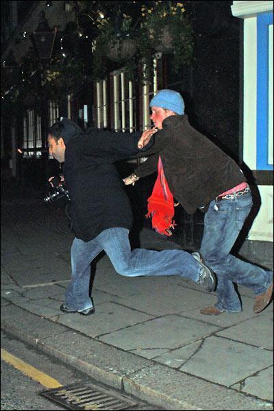 Избитые папарацци — как жертвы выходят из себя