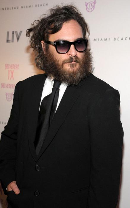 Знаменитости, "изуродовавшие" себя усами и бородой