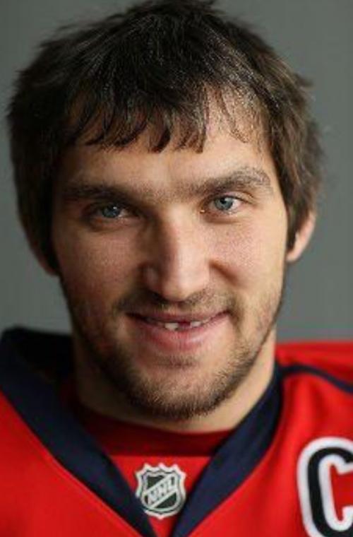 Знаменитости, "изуродовавшие" себя усами и бородой