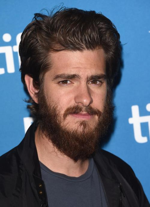 Знаменитости, "изуродовавшие" себя усами и бородой