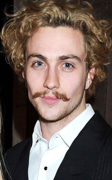 Знаменитости, "изуродовавшие" себя усами и бородой