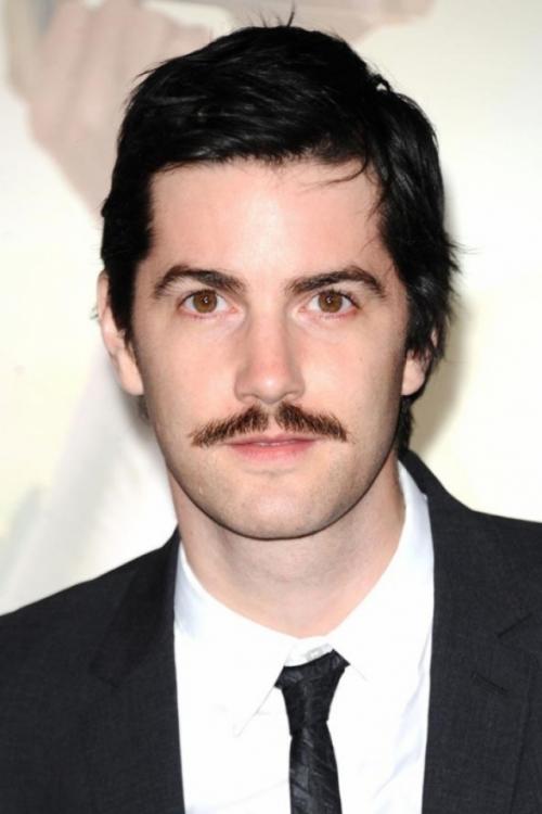 Знаменитости, "изуродовавшие" себя усами и бородой