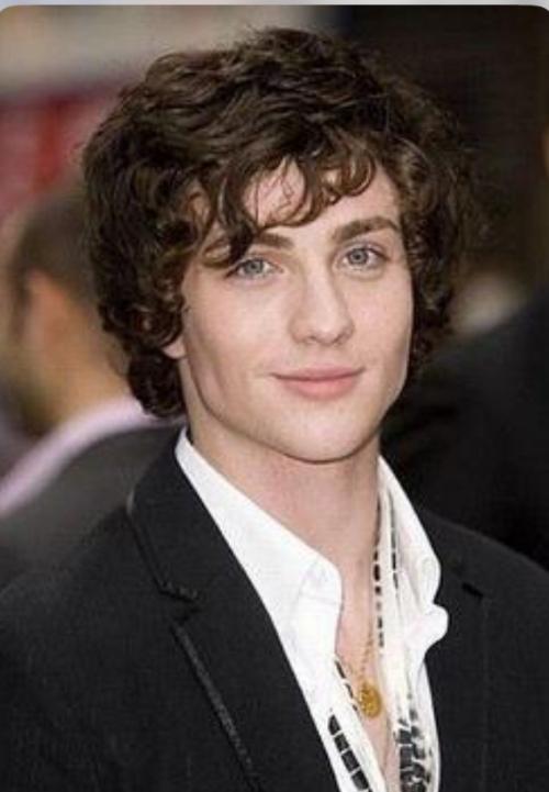 Знаменитости, "изуродовавшие" себя усами и бородой