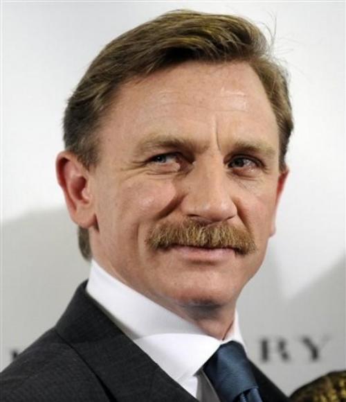 Знаменитости, "изуродовавшие" себя усами и бородой