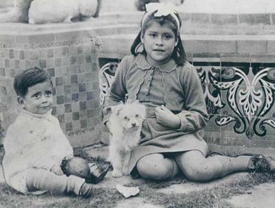 В своей книге 2002 года акушер Хосе Сандовал написал, что девочка была нормальным ребенком с психологической точки зрения. По его словам, Медина любила больше играть с куклами, чем с сыном.