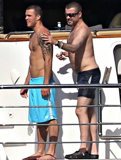 Джорджа Майкла засняли целующимся с мужчиной