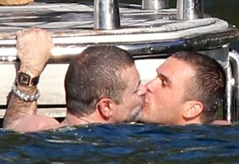 Джорджа Майкла засняли целующимся с мужчиной