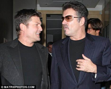 Джорджа Майкла засняли целующимся с мужчиной