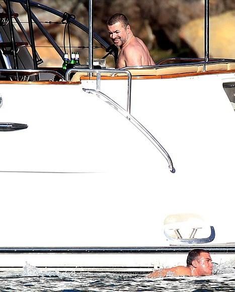 Джорджа Майкла засняли целующимся с мужчиной