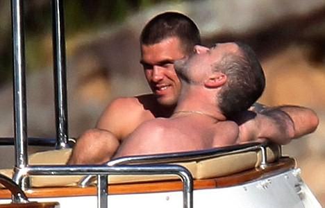 Джорджа Майкла засняли целующимся с мужчиной