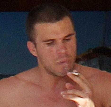 Джорджа Майкла засняли целующимся с мужчиной