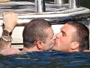 Джорджа Майкла засняли целующимся с мужчиной