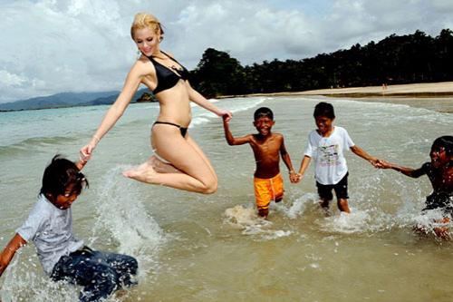 На Филиппинах выбирают главную «землянку»