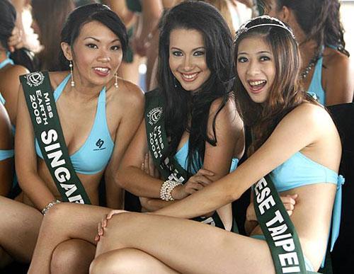 На Филиппинах выбирают главную «землянку»