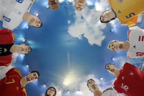 Гигантские футболисты разместились на вокзале Цюриха