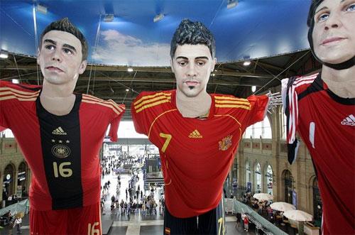 Гигантские футболисты разместились на вокзале Цюриха