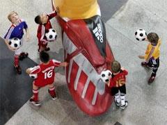 Гигантские футболисты разместились на вокзале Цюриха